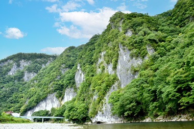 岡山県新見市にある観光鍾乳洞井倉洞・井倉峡です。