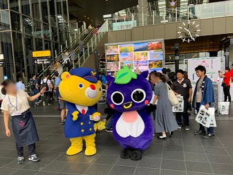 岡山観光　JR大阪駅　新見市マスコットキャラクター「にーみん」はピオーネから生まれた千屋牛のこどもです。　くまなくと一緒に！