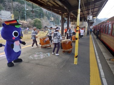 岡山地酒列車を新見駅でお出迎え!