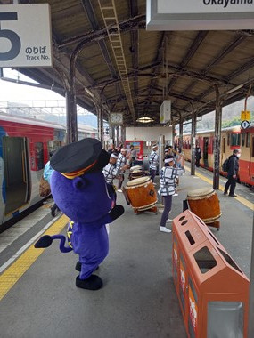 岡山地酒列車を新見駅でお出迎え!