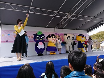 瀬戸大橋魅力再発見フェスタ　岡山観光　新見市マスコットキャラクター「にーみん」はピオーネから生まれた千屋牛のこどもです。　ののちゃんと一緒に！