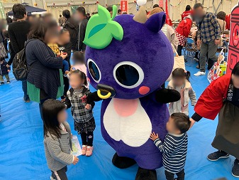 郵便局フェスタ２０１９　岡山観光　新見市マスコットキャラクター「にーみん」はピオーネから生まれた千屋牛のこどもです。