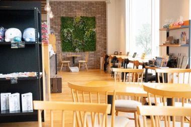 図書館に併設された人気カフェ「喫茶まなびの森」!