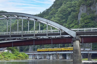 自然の造形美を堪能できる井倉峡からは、伯備線も望めます。