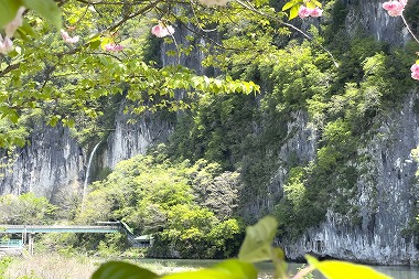 自然の造形美を堪能できる井倉峡は、JR井倉駅から徒歩約１０分です。