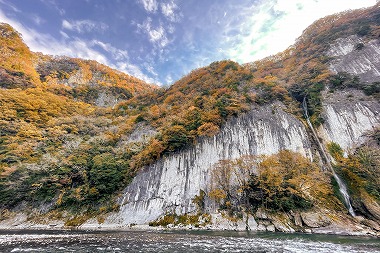 国道やJR井倉駅からもアクセス良好な岡山県新見市の紅葉スポット「井倉峡」です。