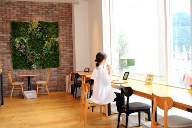 図書館に併設された人気カフェ「喫茶まなびの森」！