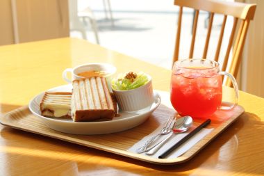 図書館に併設された人気カフェ「喫茶まなびの森」！