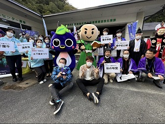 岡山観光　BSよしもと　新見市マスコットキャラクター「にーみん」はピオーネから生まれた千屋牛のこどもです。ももっち、まにぞうと一緒に！