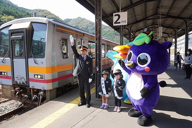 岡山観光　新見駅　新見市マスコットキャラクター「にーみん」はピオーネから生まれた千屋牛のこどもです。イコちゃんと一緒に！