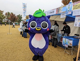 岡山観光　万博記念公園　新見市マスコットキャラクター「にーみん」はピオーネから生まれた千屋牛のこどもです。