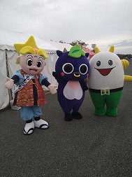 岡山観光　万博記念公園　新見市マスコットキャラクター「にーみん」はピオーネから生まれた千屋牛のこどもです。きたしんくん、ももっちと一緒に！