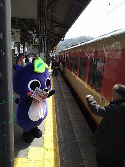 岡山観光　漫遊ノスタルジー　新見駅　新見市マスコットキャラクター「にーみん」はピオーネから生まれた千屋牛のこどもです。