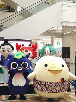 岡山観光　新見市マスコットキャラクター「にーみん」はピオーネから生まれた千屋牛のこどもです。イオンモール倉敷でバリィさんと一緒に！