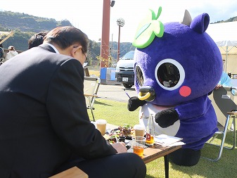 新見市マスコットキャラクター「にーみん」はピオーネから生まれた千屋牛のこどもです。