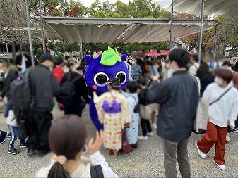 岡山観光　岡山城　桃太郎まつり　新見市マスコットキャラクター「にーみん」はピオーネから生まれた千屋牛のこどもです。