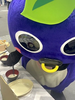 新見市マスコットキャラクター「にーみん」はピオーネから生まれた千屋牛のこどもです。