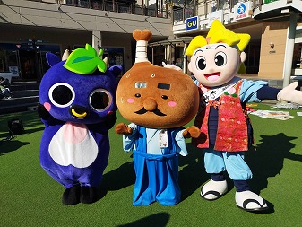 新見市マスコットキャラクター「にーみん」はピオーネから生まれた千屋牛のこどもです。ももっち、とり奉行　骨付じゅうじゅう