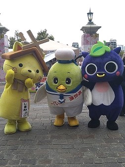 にーみんはピオーネから生まれた千屋牛のこどもだよ。島根県のしまねっこと鳥取県のトリピーと記念写真。