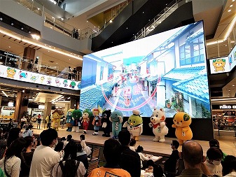 新見市マスコットキャラクター「にーみん」はピオーネから生まれた千屋牛のこどもです。鳥取県観光キャラクター「しまねっこ」・香川県観光推進マスコット「親切な青鬼くん」・徳島県のマスコットキャラクター「すだちくん」・山口県PR本部長「ちょるる」・ももっち・高知県イメージキャラクター「くろしおくん」・鳥取県PRキャラクター「トリピー」・広島広域都市圏のマスコットキャラクター「はっしー」・愛媛県イメージアップキャラクター「みきゃん」。大阪のららぽーと堺にキャラクターが大集合したよ～♪