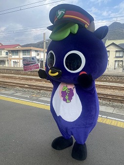 岡山観光　姫新線　新見市マスコットキャラクター「にーみん」はピオーネから生まれた千屋牛のこどもです。
