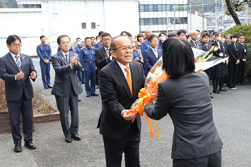 石田市長初登庁　花束贈呈の様子