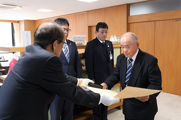 叙勲伝達の様子