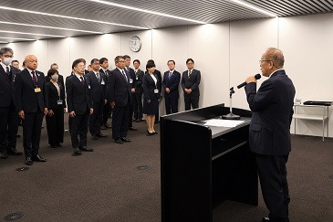 仕事始めの式・職員永年勤続表彰の様子