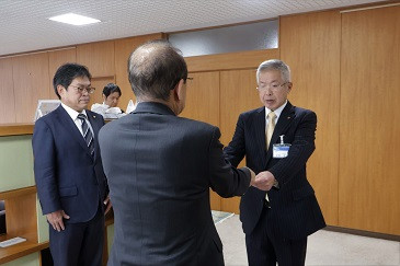 新見市教育委員会教育長の任命書交付式の様子